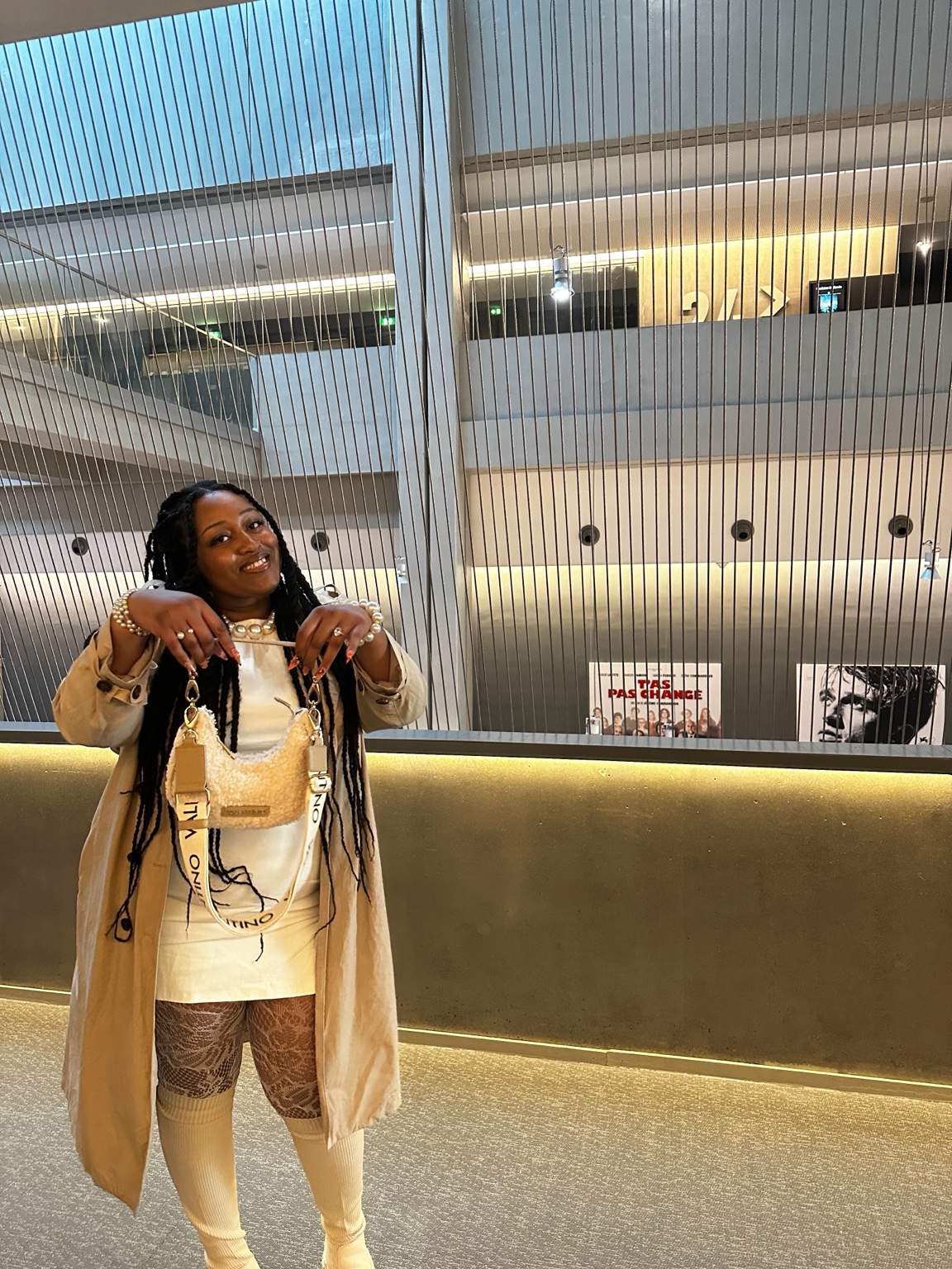 Mercedes dans une tenue crème avec un sac assorti