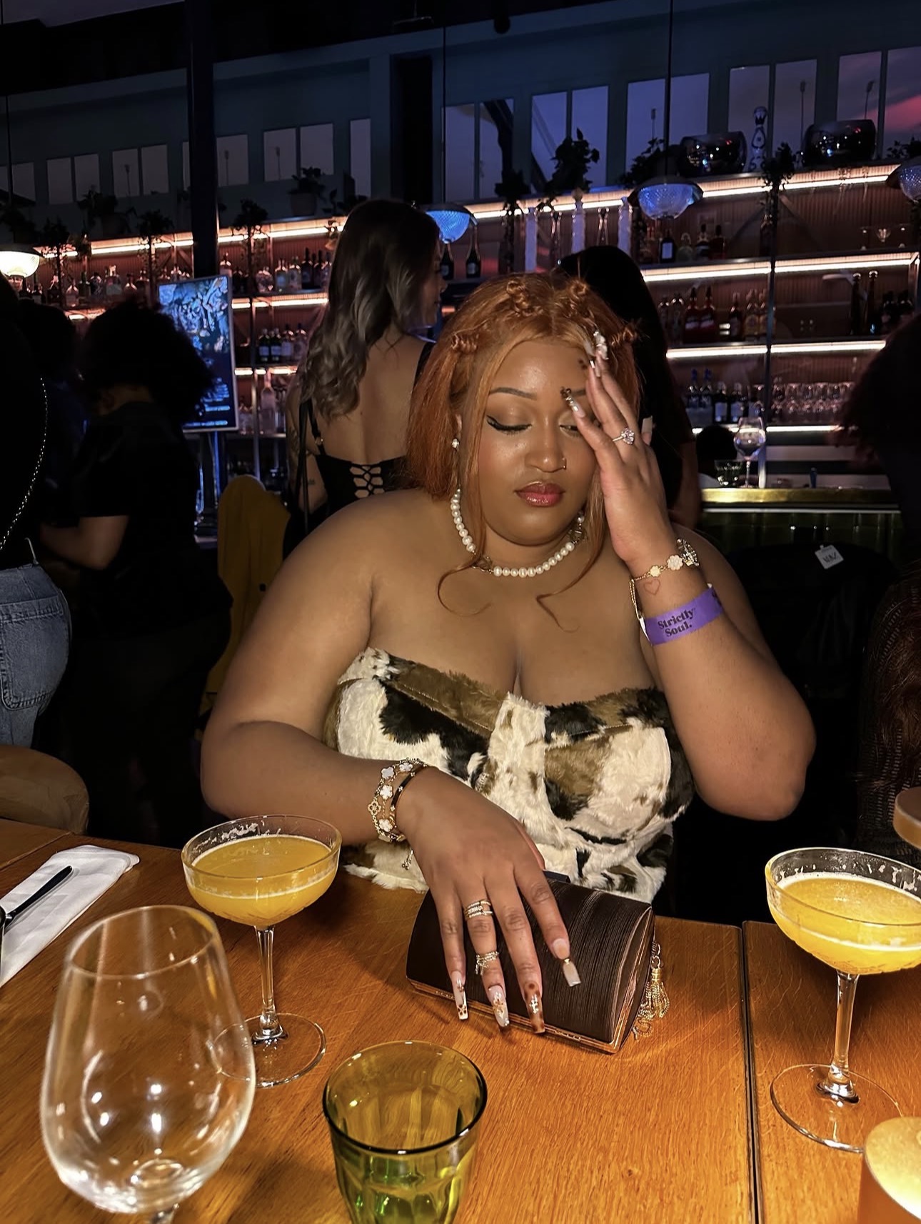 Mercedes portant des accessoires Fashion Nova lors d'une sortie