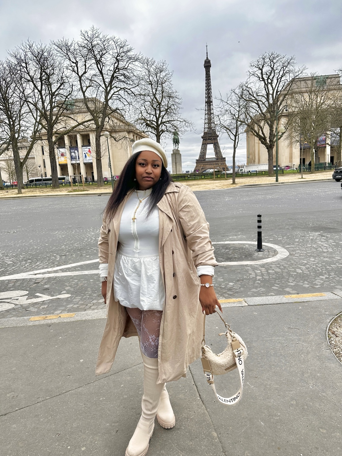 Mercedes dans une tenue crème devant la tour Eiffel
